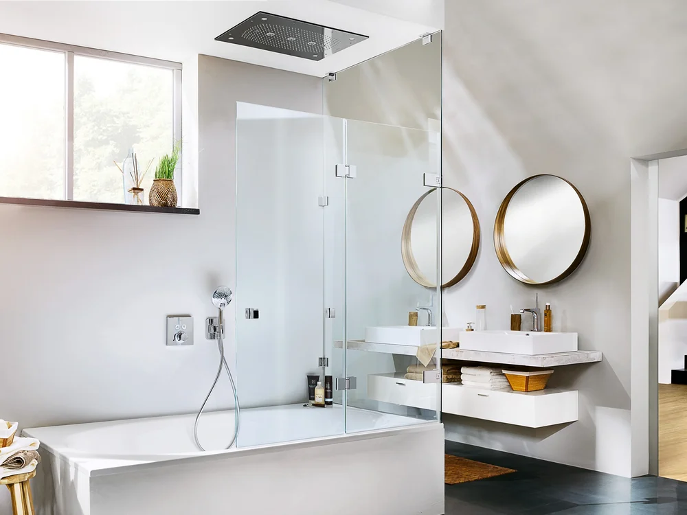Badewanne mit zweiteiligem Glasaufsatz, aufgeklappt