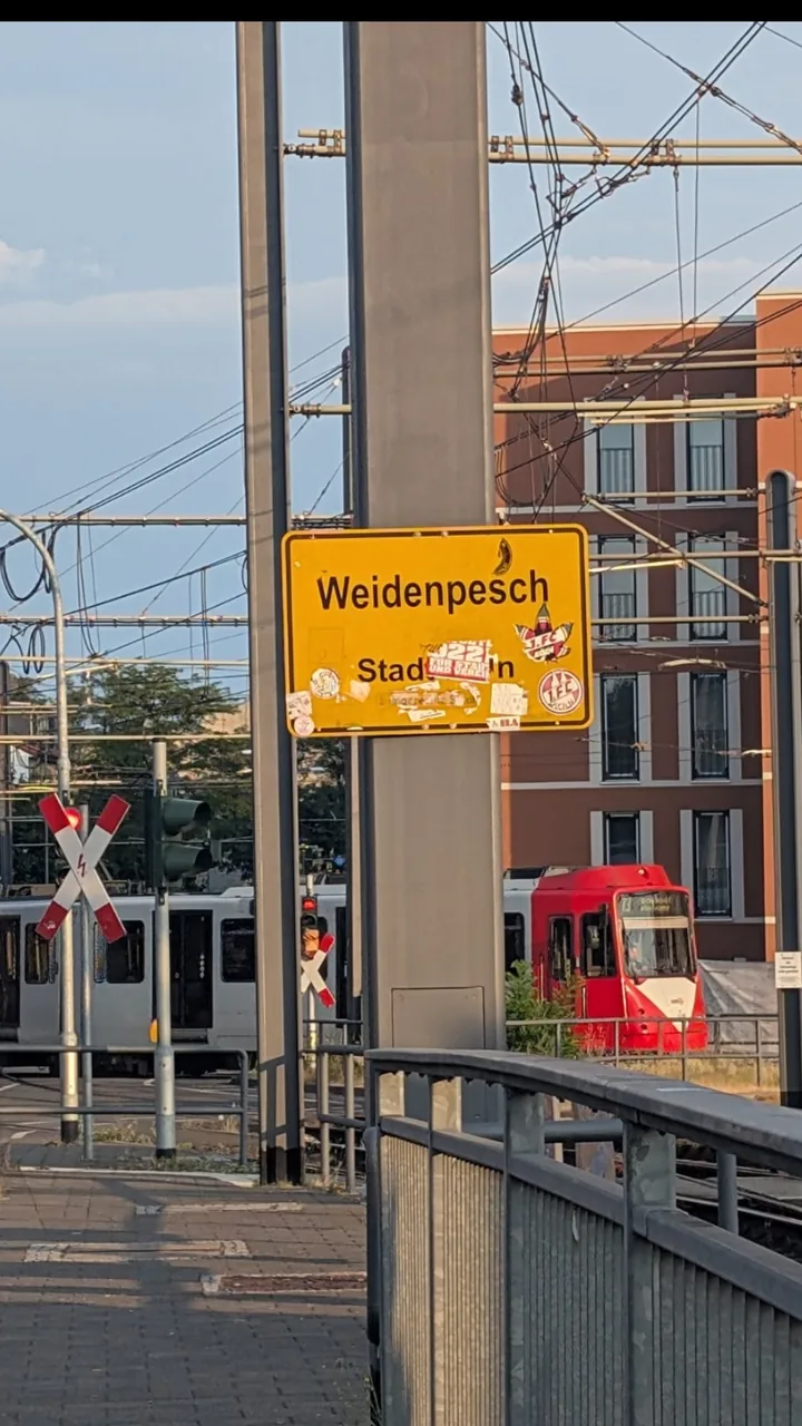 Ortsschild Köln-Weidenpesch nahe der Rennbahn, Stadt Köln