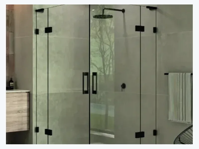 Rahmenlose Eckdusche aus Glas mit schwarzen Beschlägen
