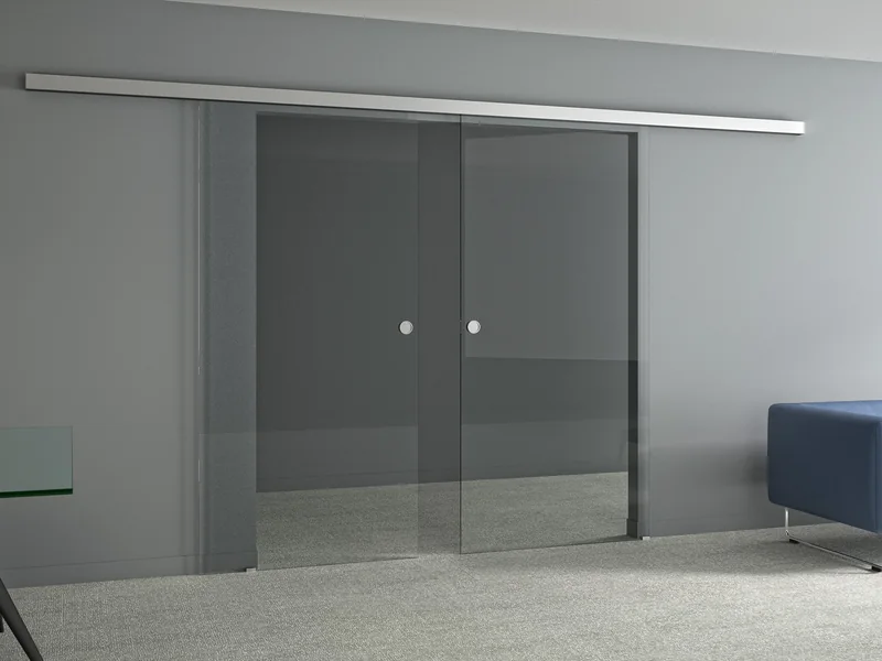 Zweiflügelige Glasschiebetür an einer Laufschiene in einem Büro