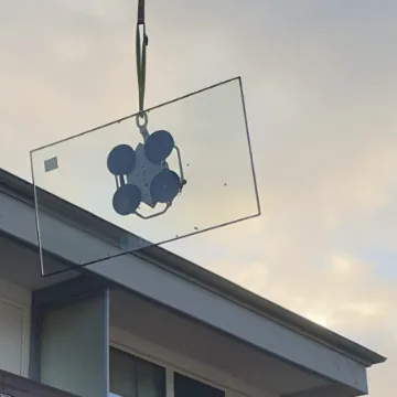 Fensterglas: Glasscheibe wird am Haus eingesetzt