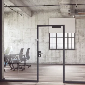 Glastrennwand mit Glastür in einem Büro