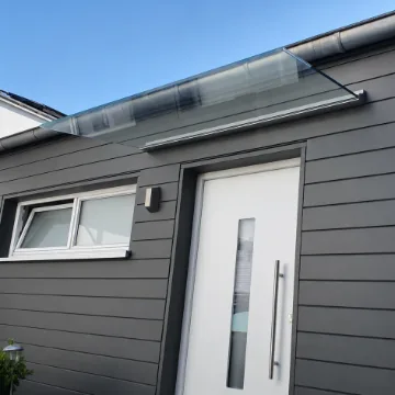 Vordach aus Glas über einer Haustür