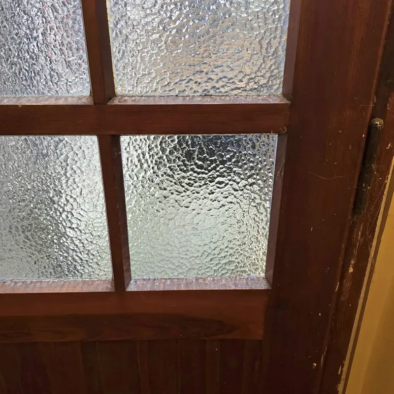 Neue Ornamentglasscheibe in derselben Holztür nach dem Scheibentausch