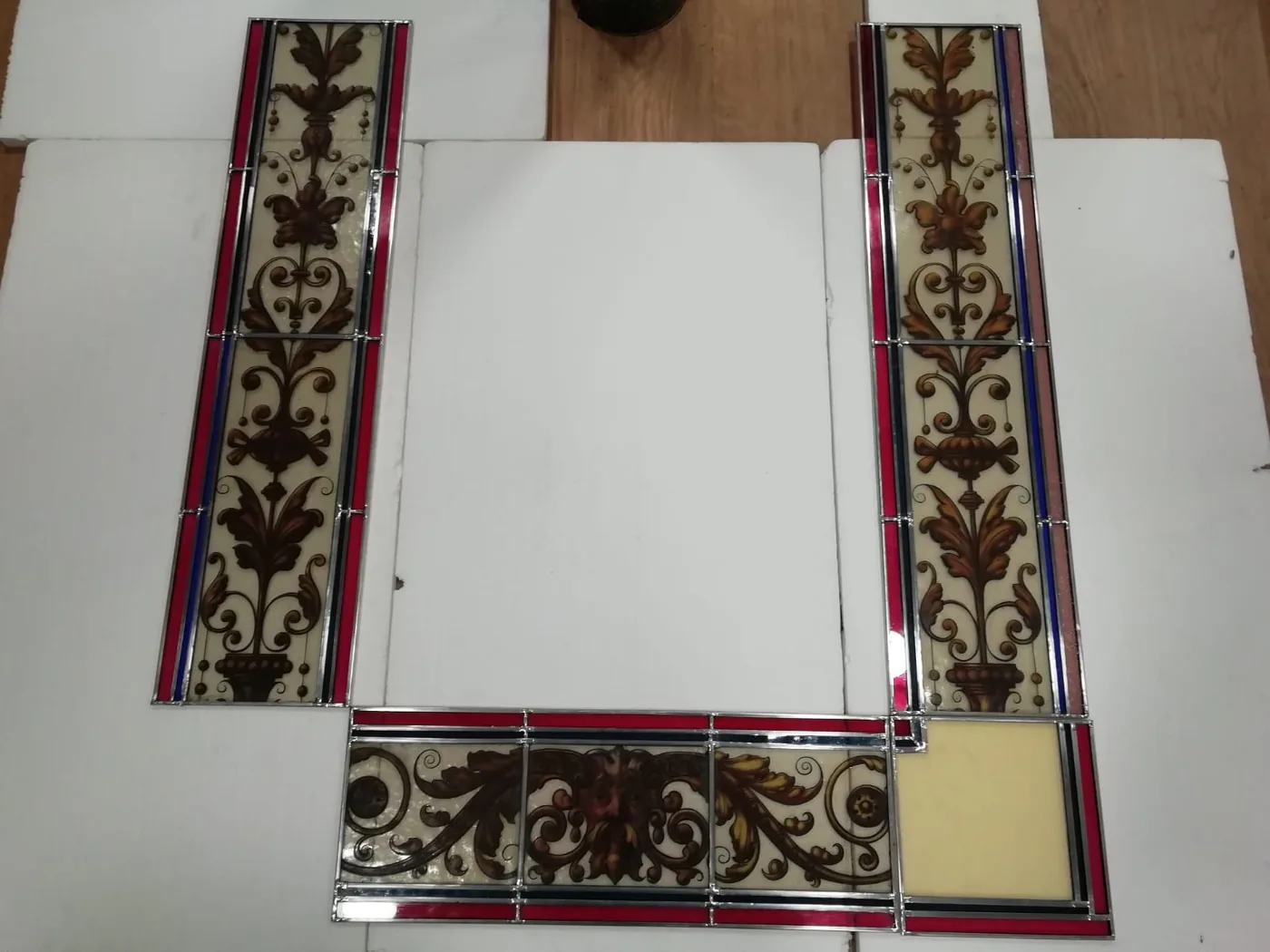 Restaurierte Bleiverglasung mit Ornamentmalerei auf Antikglas, RS Glas