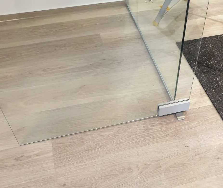 Ganzglastür mit Bodenbeschlag, rahmenlos