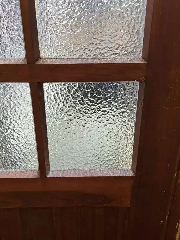 Neue Ornamentglasscheibe in derselben Holztür nach dem Scheibentausch