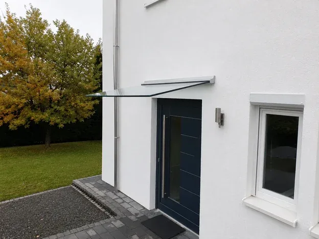 Glasvordach über Hauseingang, modern